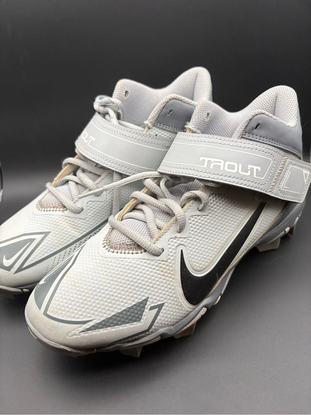 Nike Kids Gray Trout Baseball Cleats with Black Swoosh - Size 6.5